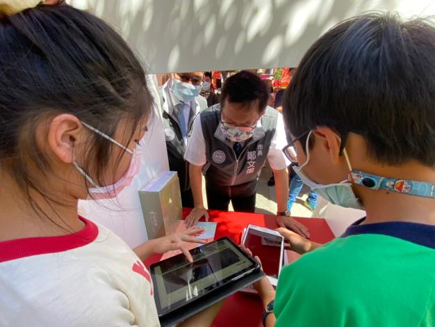 上湖國小學生以AR APP提供楊梅三元宮實境導覽